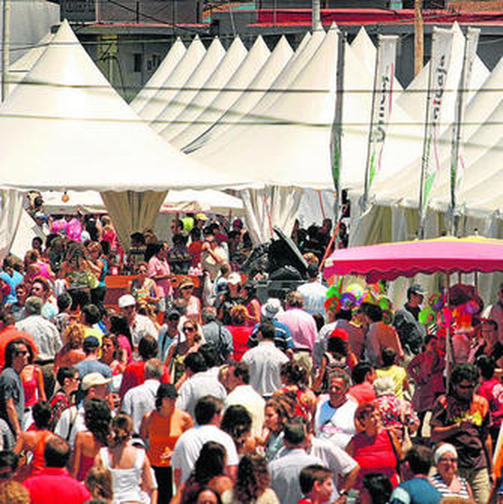 Carpas en el muelle gaditano durante la Gran Regata del 2000.