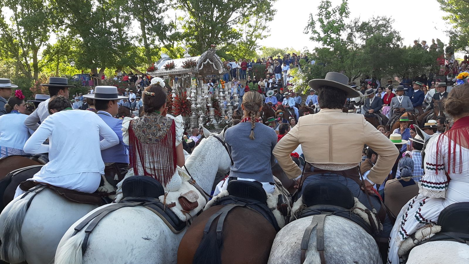 La carreta de Triana ante varios caballistas durante en el vado del Quema.