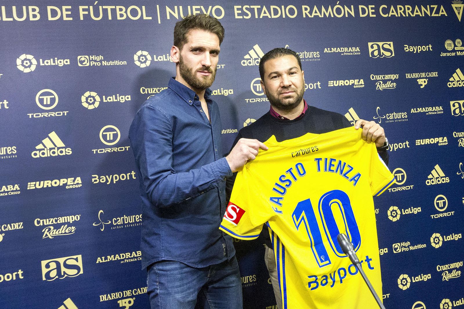 Fausto Tienza (i) y Juan Carlos Cordero, ayer con la camiseta del medio.