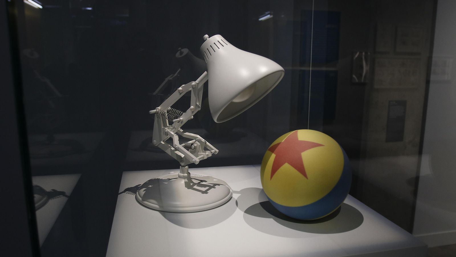 Maquetas originales de la lámpara y la pelota del corto 'Luxo Jr.'.