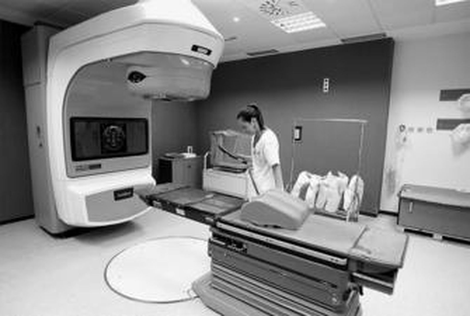 Una trabajadora manipula el acelerador del Hospital Clínico.