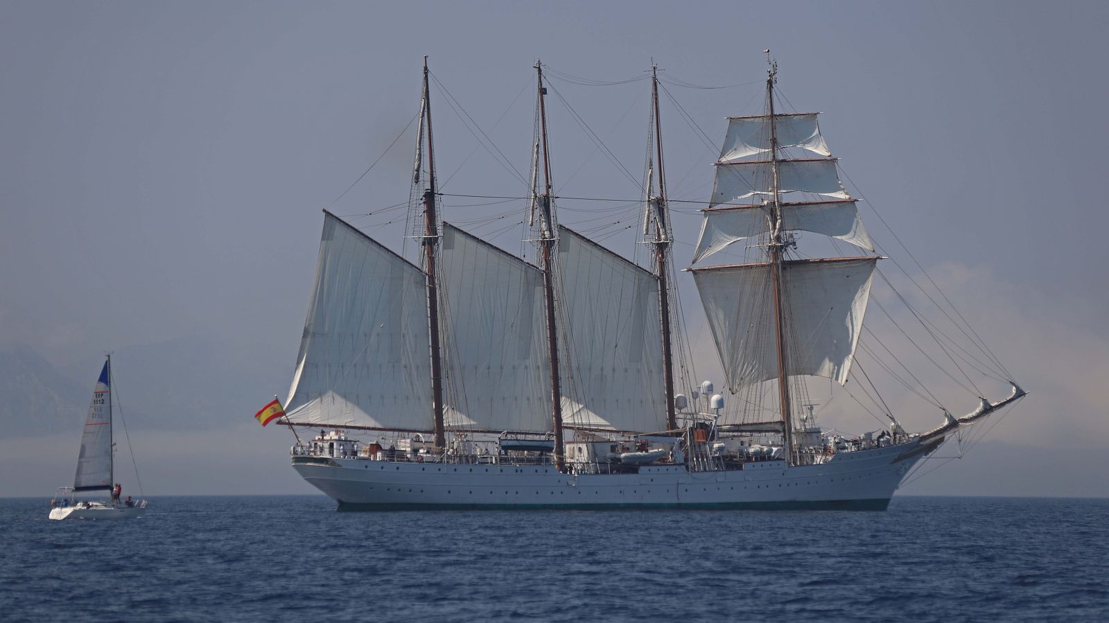 Fotos del 'Juan Sebastián Elcano' navegando por el Estrecho