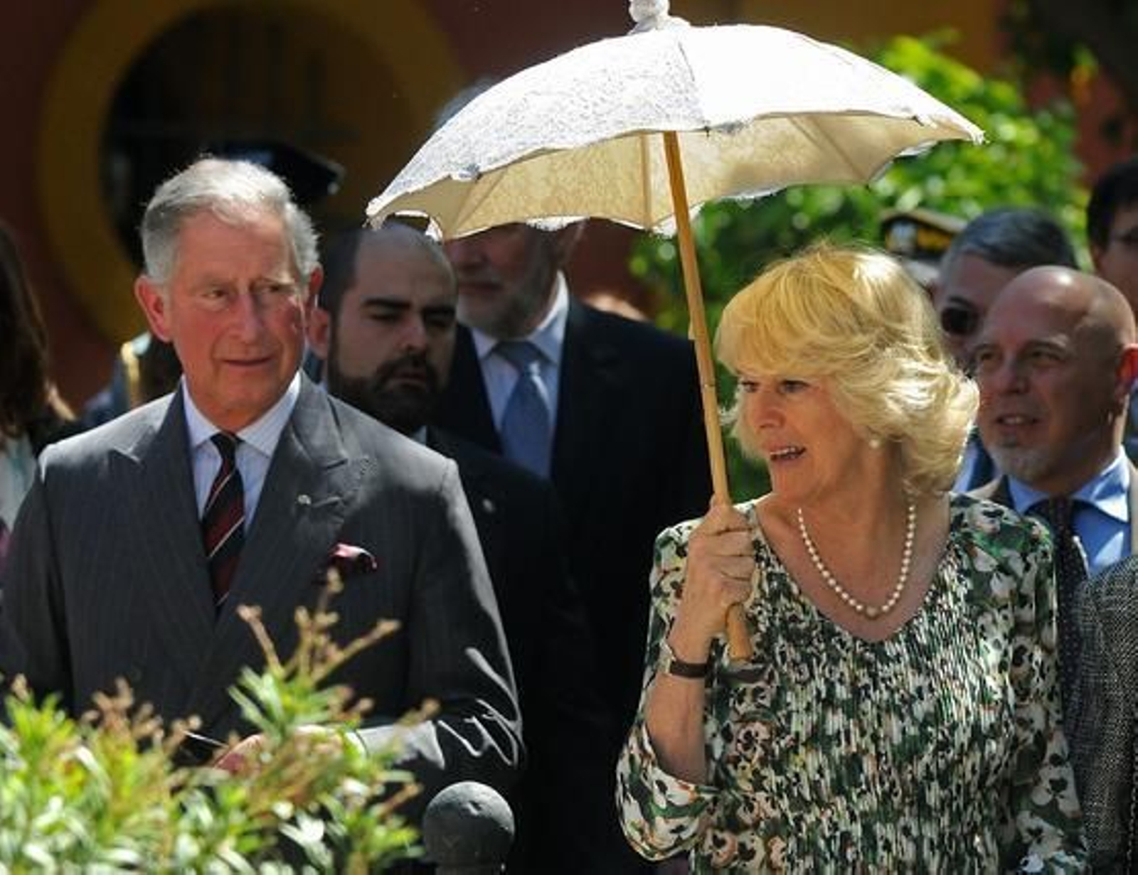 Camilla se cubre del sol con una sombrilla blanca.

Foto: Cristina Quicler (AFP)