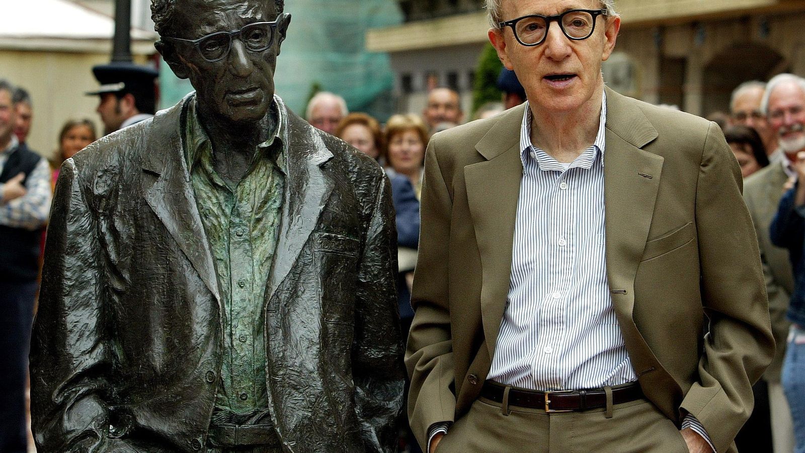Woody Allen, junto a su estatua de Oviedo.