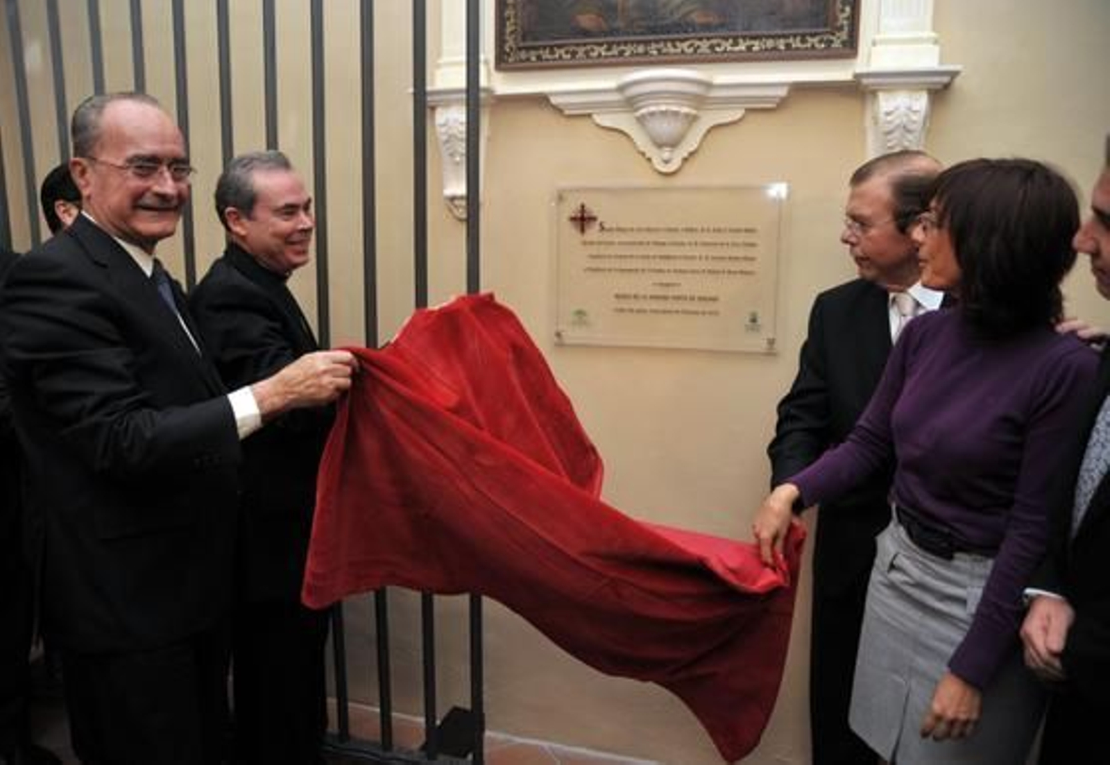 El obispo, Jesús Catalá; el alcalde, Francisco de la Torre, el presidente de la Agrupación de Cofradías, Rafael Recio; y la delegada del Gobierno andaluz, María Gámez, este jueves, descubren la placa conmemorativa del Museo de la Semana Santa de Málaga. / Punto Press