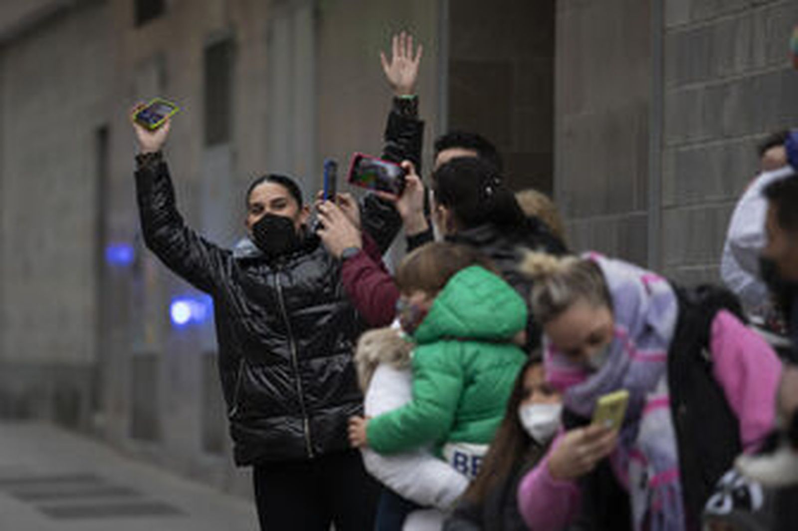 Fotos: así ha sido el recorrido en autobús de los Reyes Magos por Granada