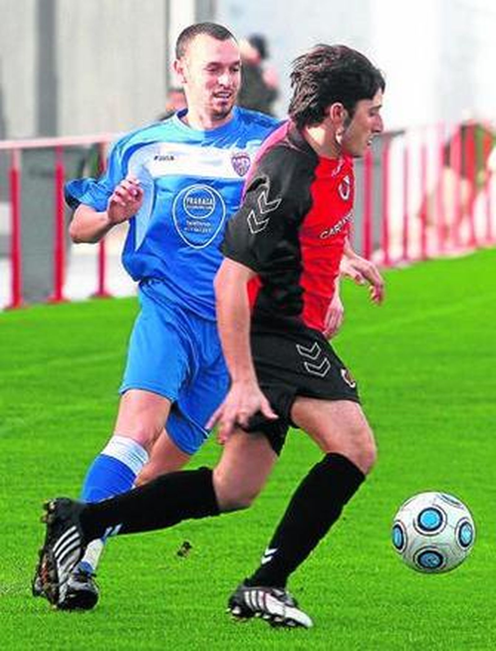 El racinguista Abel Calatayud presiona a un defensor del Cartaya.