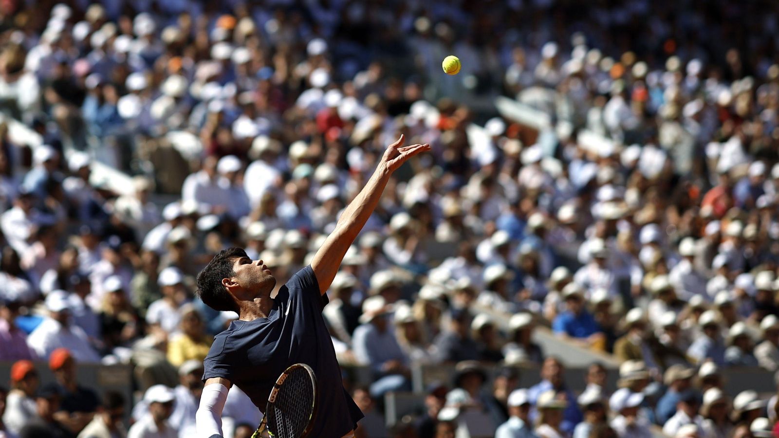 Carlos Alcaraz al servicio.