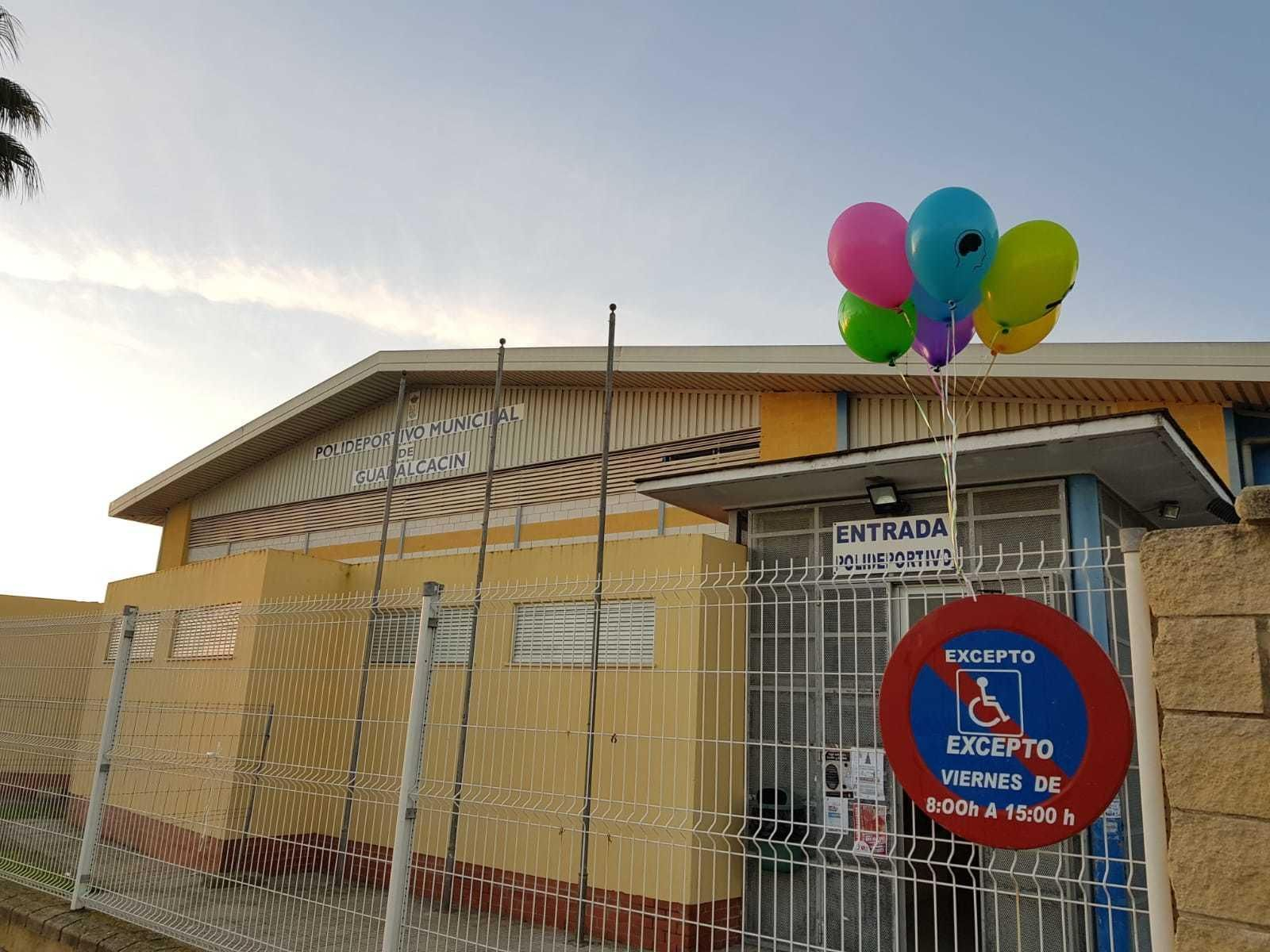 Entrada del polideportivo de Guadalcacín con globos en la puerta.