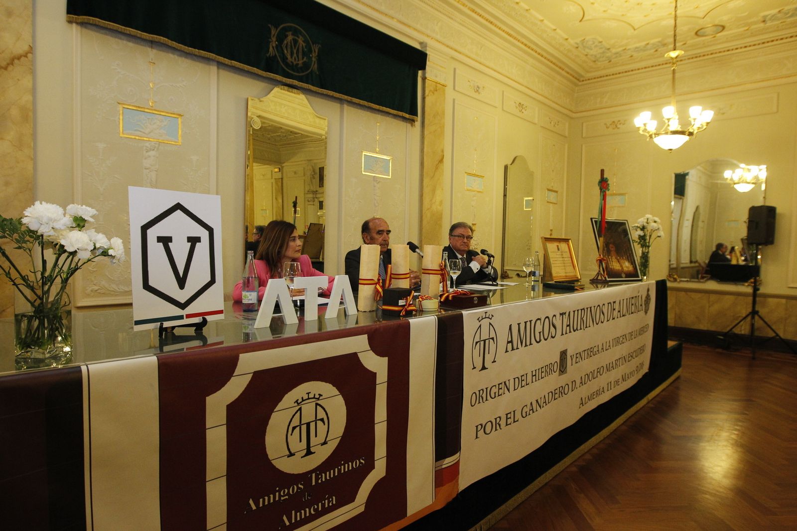 Broche final de brillantes y oro taurinos por y para la Merced