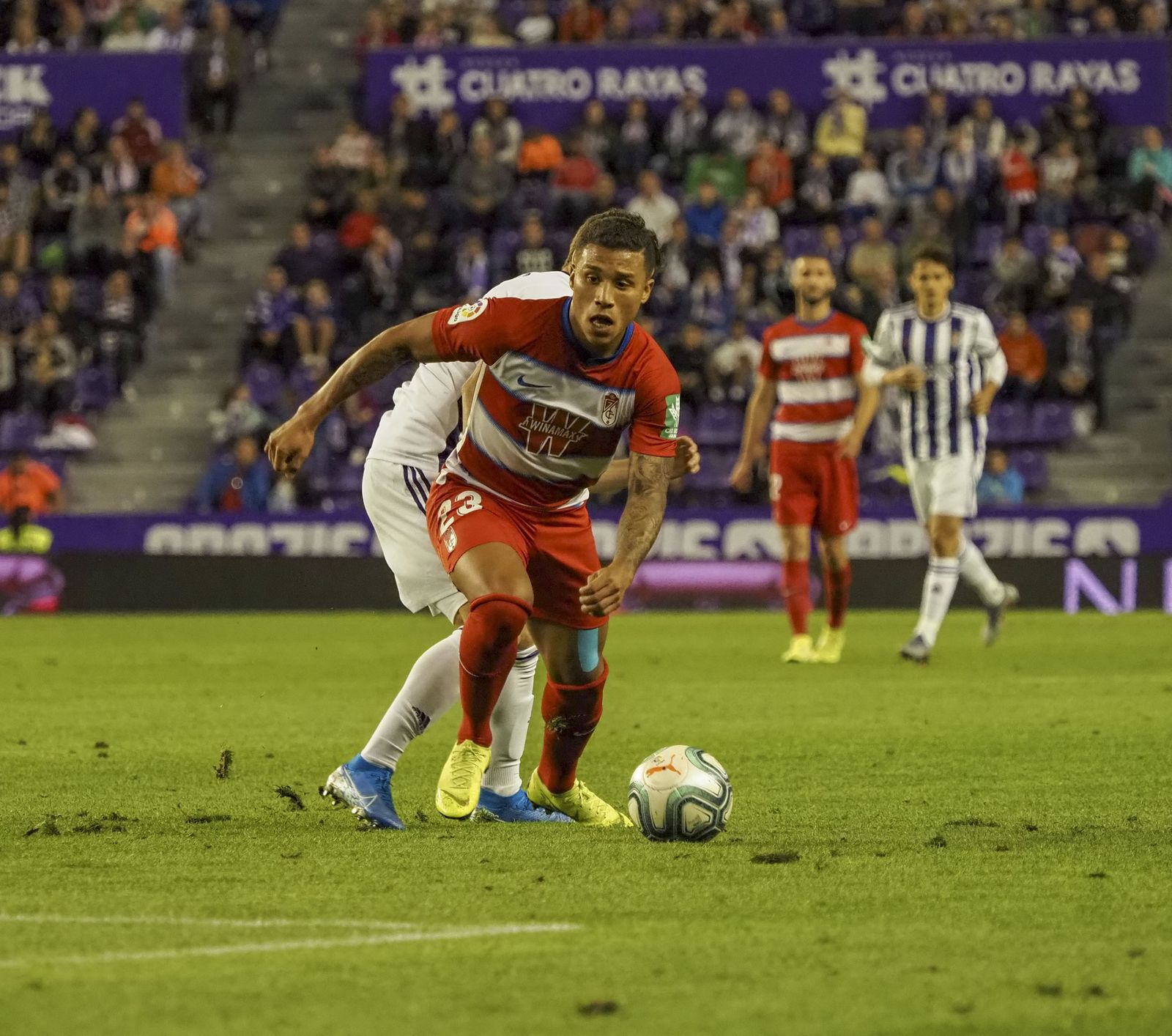 Machís conduce el balón en el partido ante el Valladolid