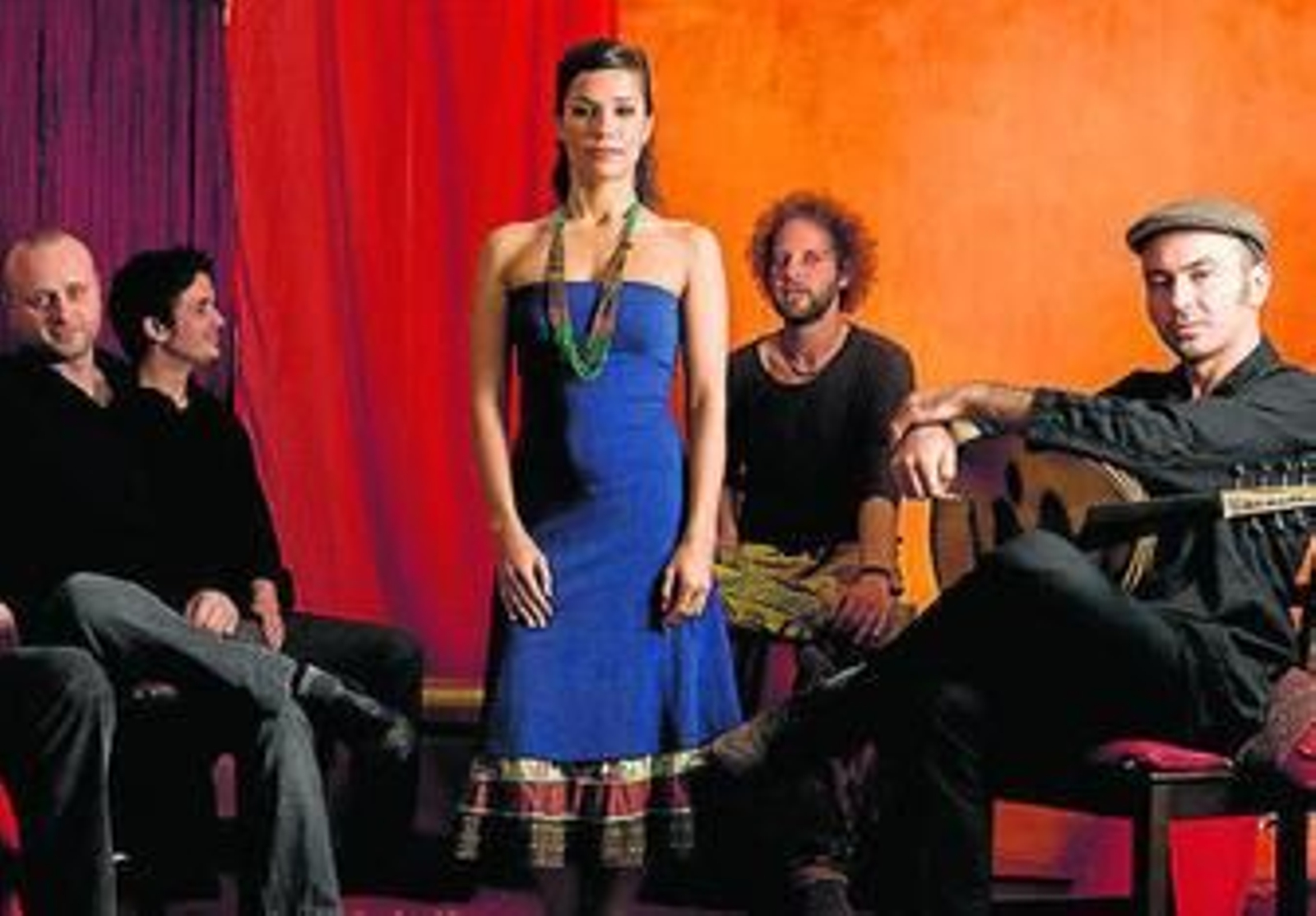 Tal Ben Ari, junto a los músicos del grupo Asíkides.