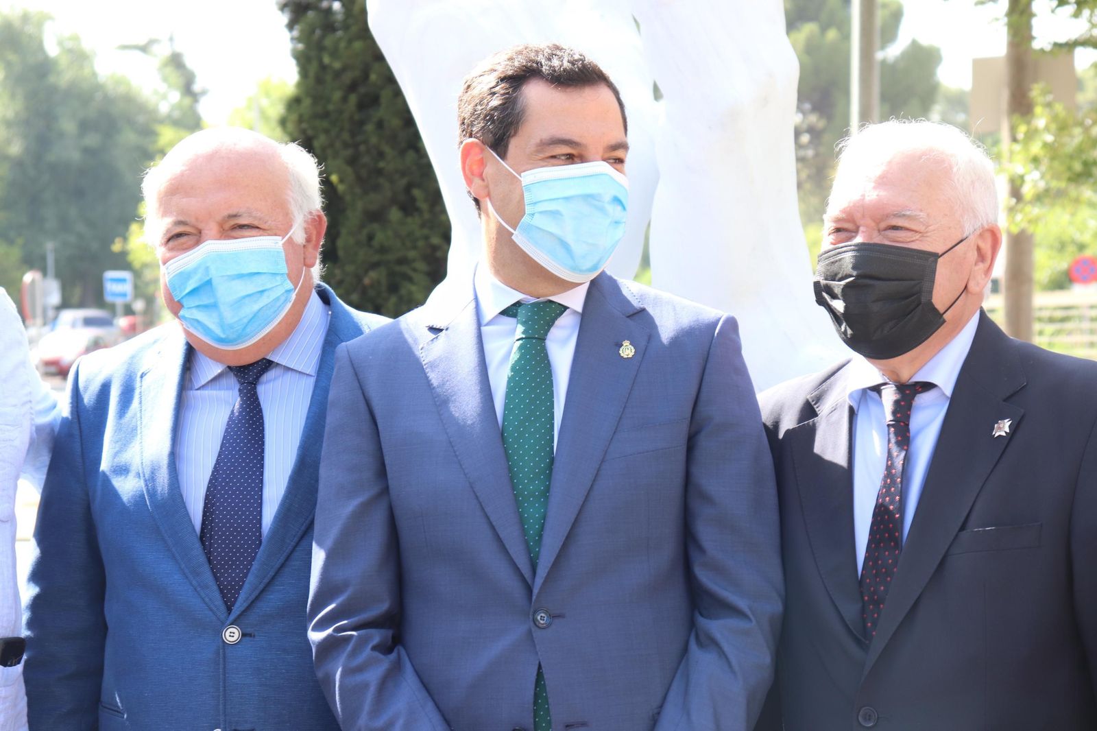 Jesús Aguirre, Juanma Moreno y Florentino Pérez Raya en el homenaje.