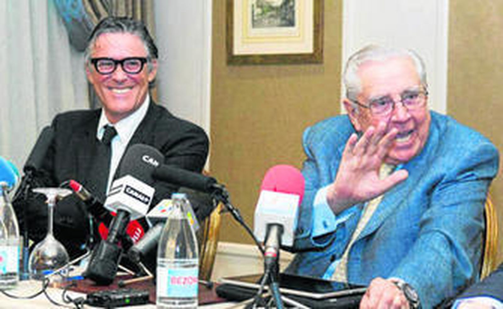 El empresario José Antonio Martínez Uranga, derecha, junto al gestor francés Simón Casas, ayer durante la rueda de prensa en Madrid.