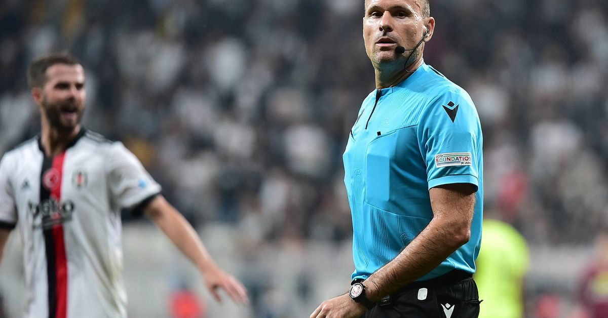 El doble rasero de Mateu Lahoz enfada a la afición del Sevilla: "Tenemos que dar gracias a Dios"