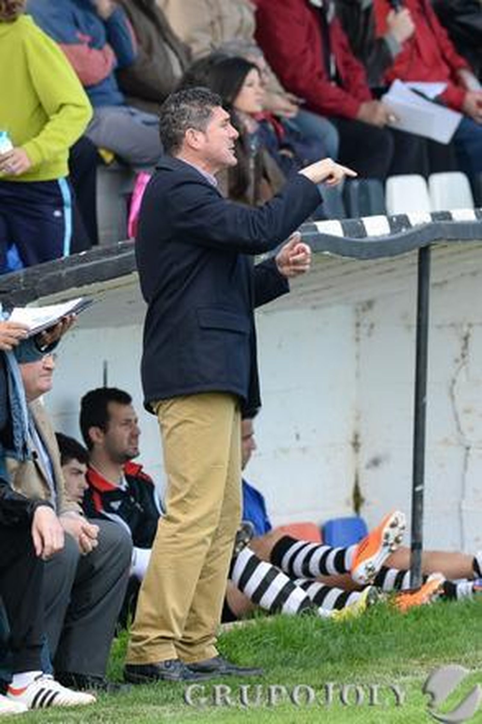 El XCD, que tampoco paga al árbitro, cae ante el Mairena (2-1) con un gol dudoso en el minuto 89.

Foto: LOF