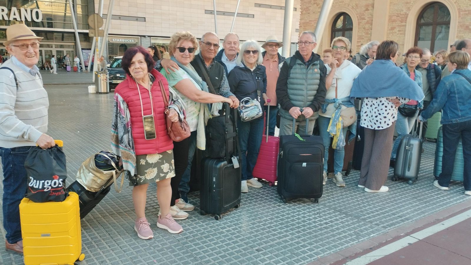 Un grupo de catalanes cuyo tren se canceló.