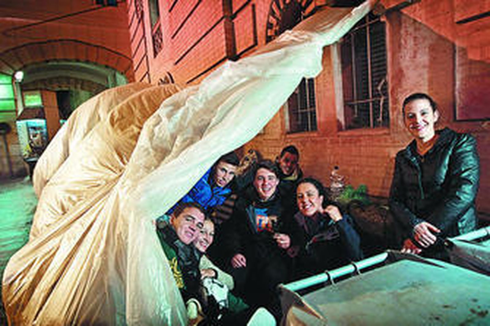 Jóvenes aficionados en la cola que rodeó el Falla para la venta de entradas de cuartos de final y semifinales.