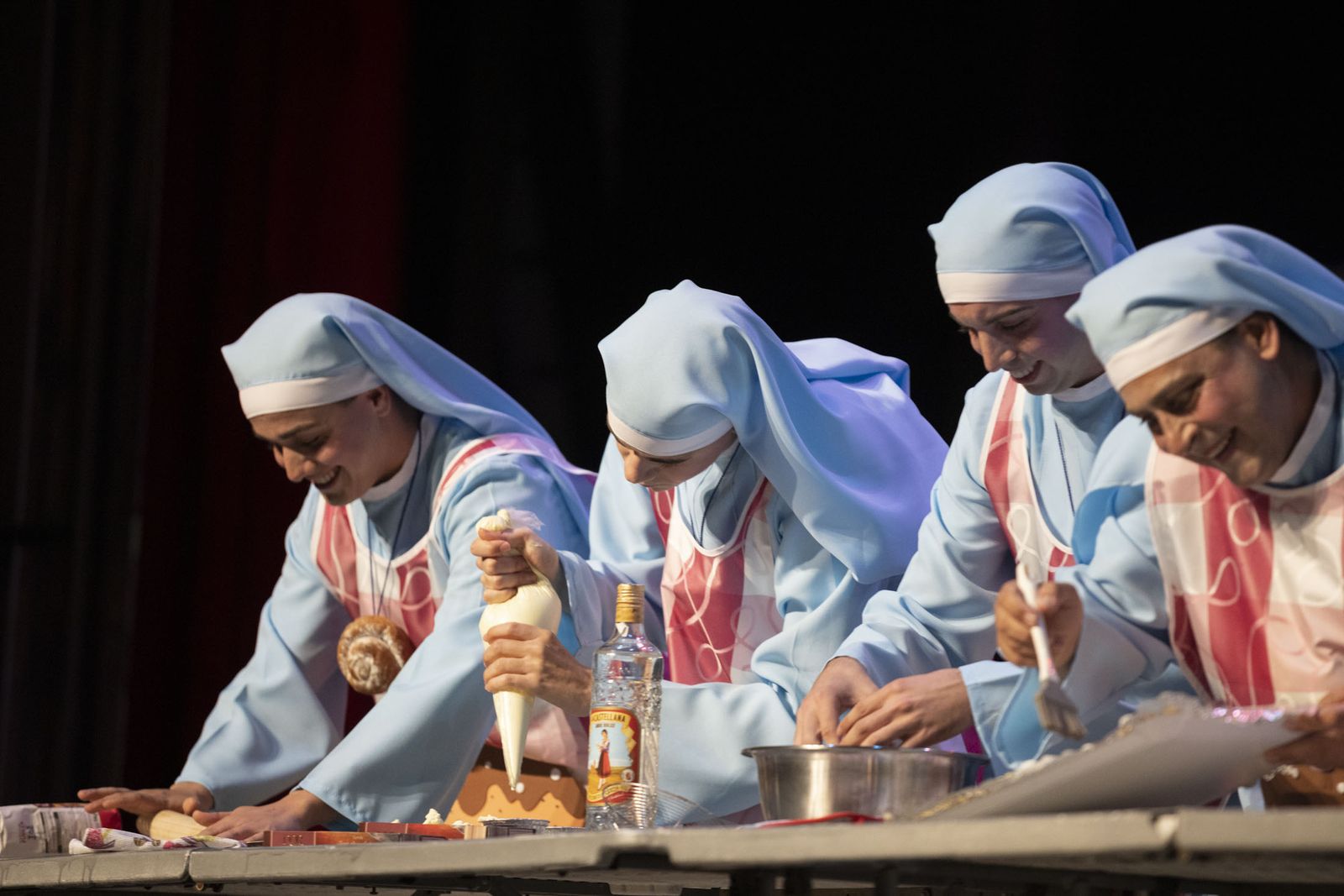 Imágenes de la actuación de la murga de Isla Cristina 'Las monjas 30 años de tradición' en el Carnaval Colombino