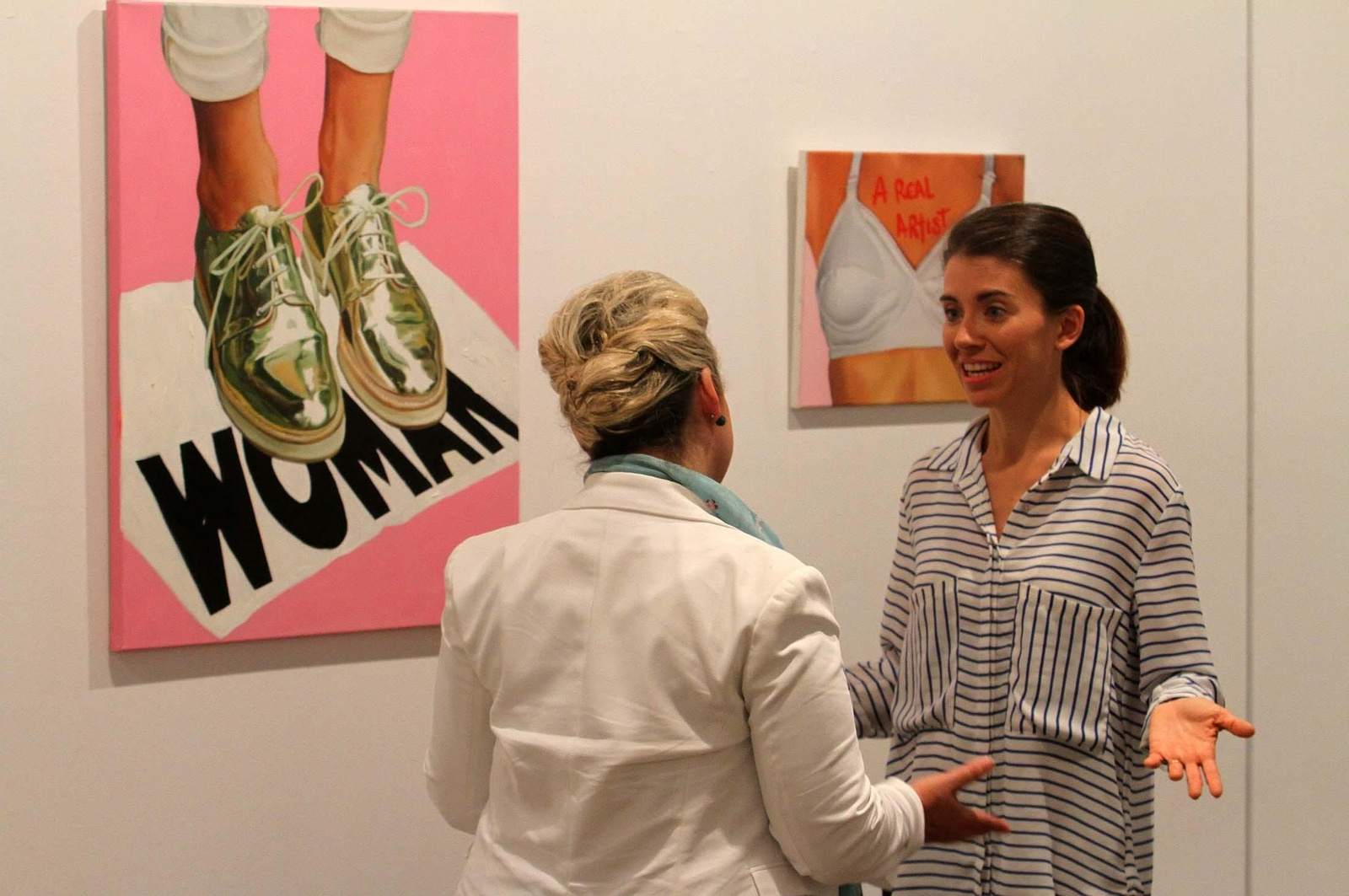 La artista Bea Sánchez (Jaén, 1986) conversa con la diputada de Cultura, Lourdes Garrido, ante dos de sus obras en la inauguración de la muestra. La artista Bea Sánchez (Jaén, 1986) conversa con la diputada de Cultura, Lourdes Garrido, ante dos de sus obras en la inauguración de la muestra.