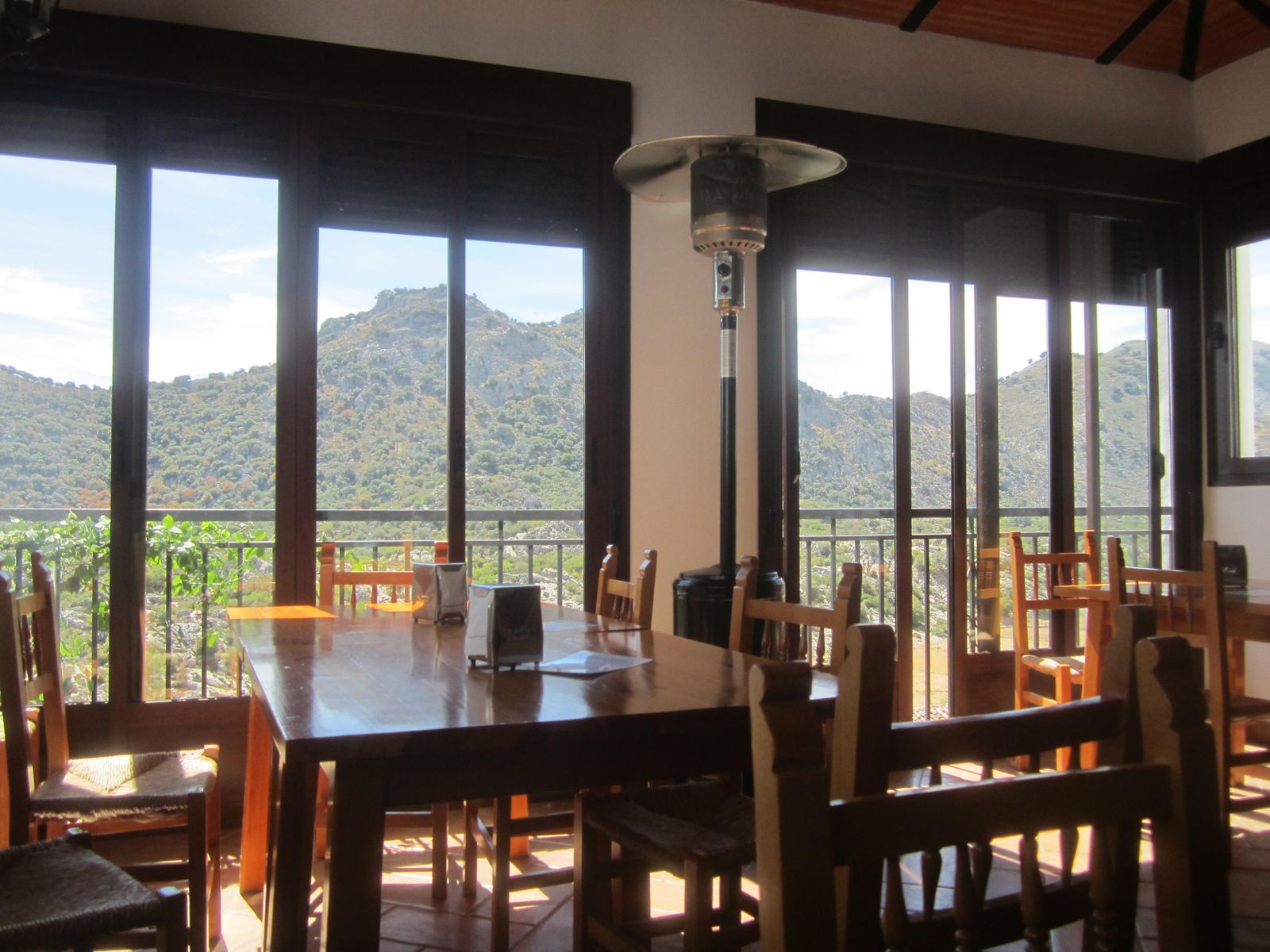 Interior de uno de los bares de Villaluenga, que anota 17,5 establecimientos por cada mil habitantes.