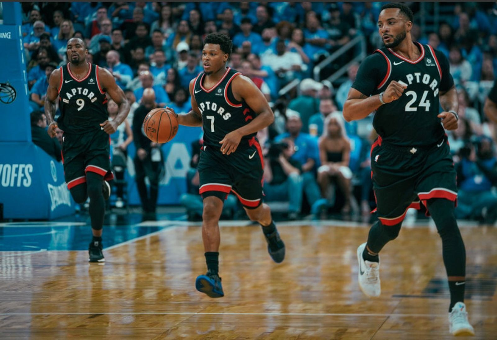 Ibaka, a la izquierda, en un  ataque de los Raptors.