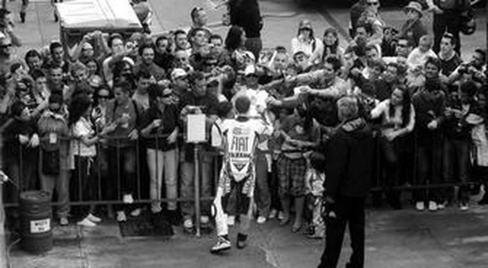 Jorge Lorenzo estuvo casi diez minutos firmando autógrafos a sus aficionados y haciéndose fotos con ellos.
