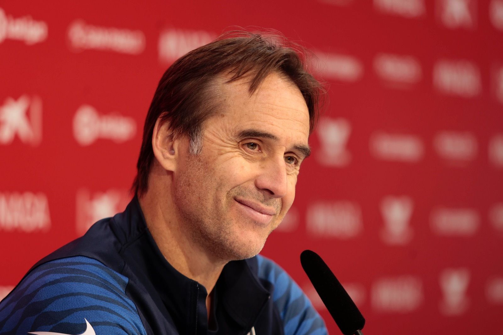 Julen Lopetegui sonríe a un periodista en la rueda de prensa previa al Sevilla-Villarreal.