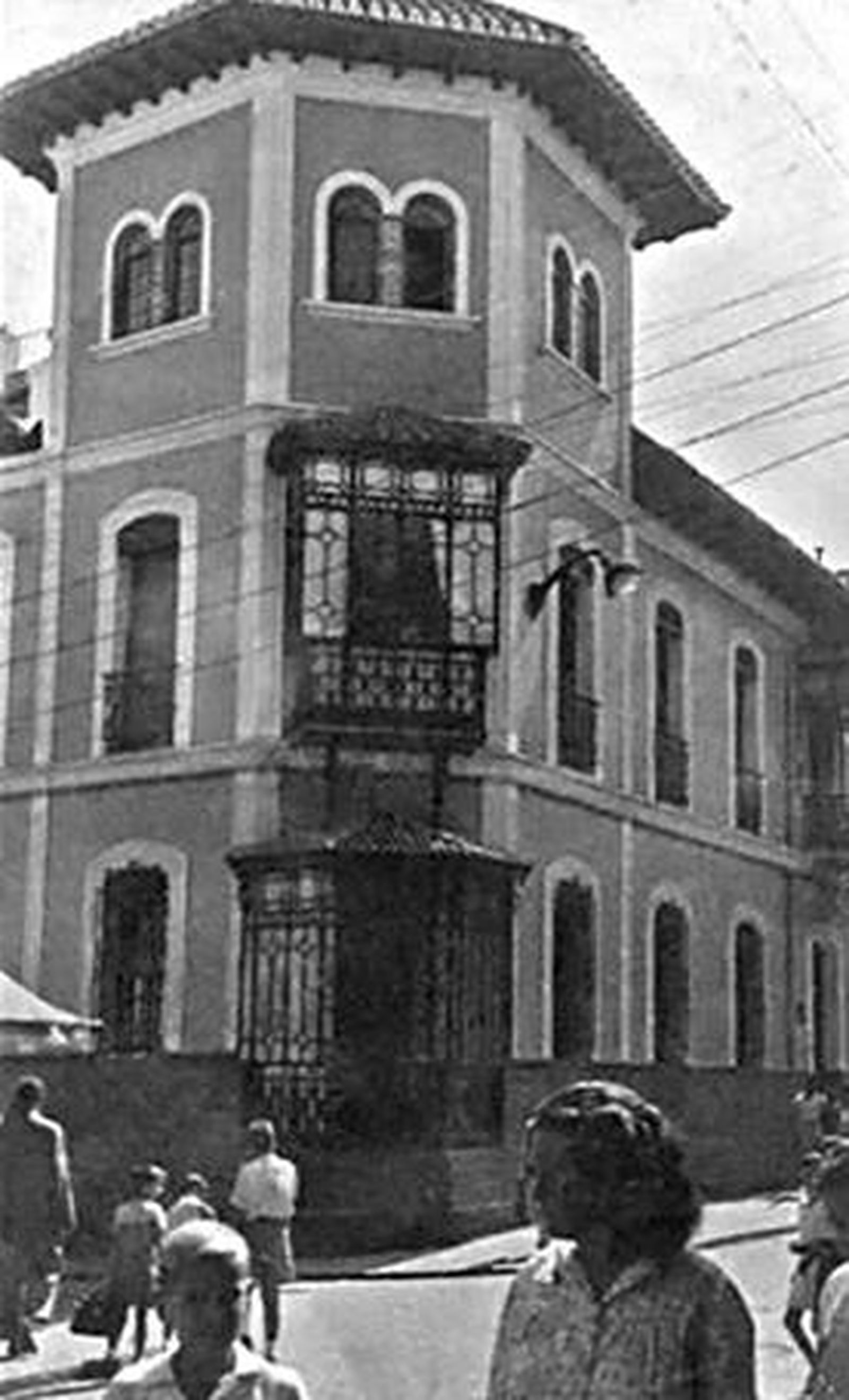 3-	La antigua sede del “Seguro de Enfermedad”, en la esquina de las calles Ancha y San Antonio