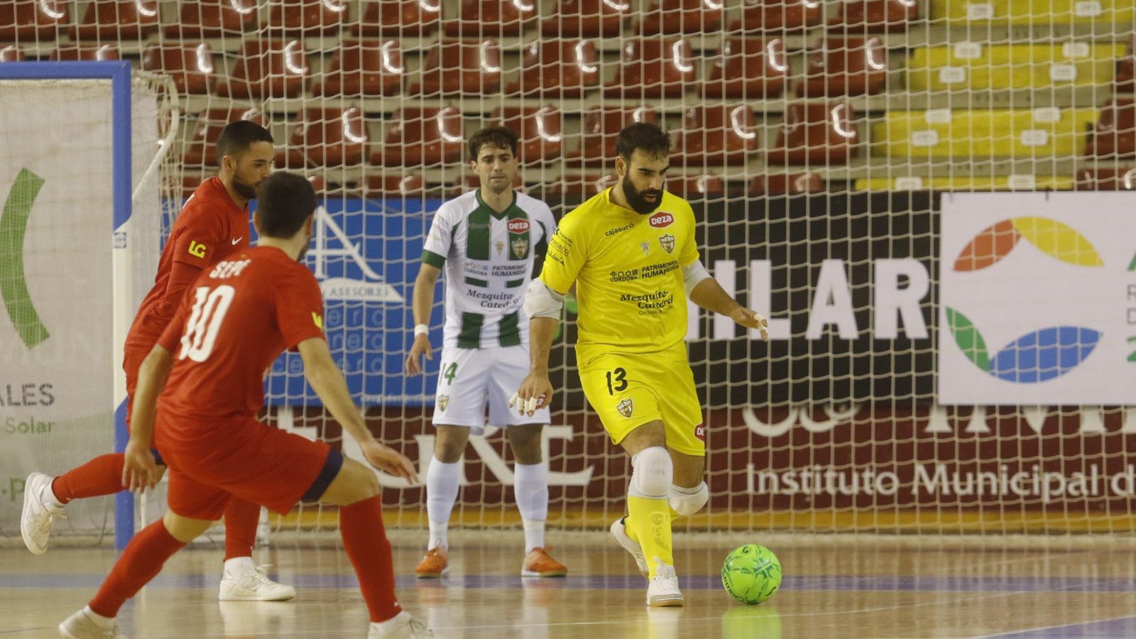 Prieto roba una pelota saliendo de su meta.