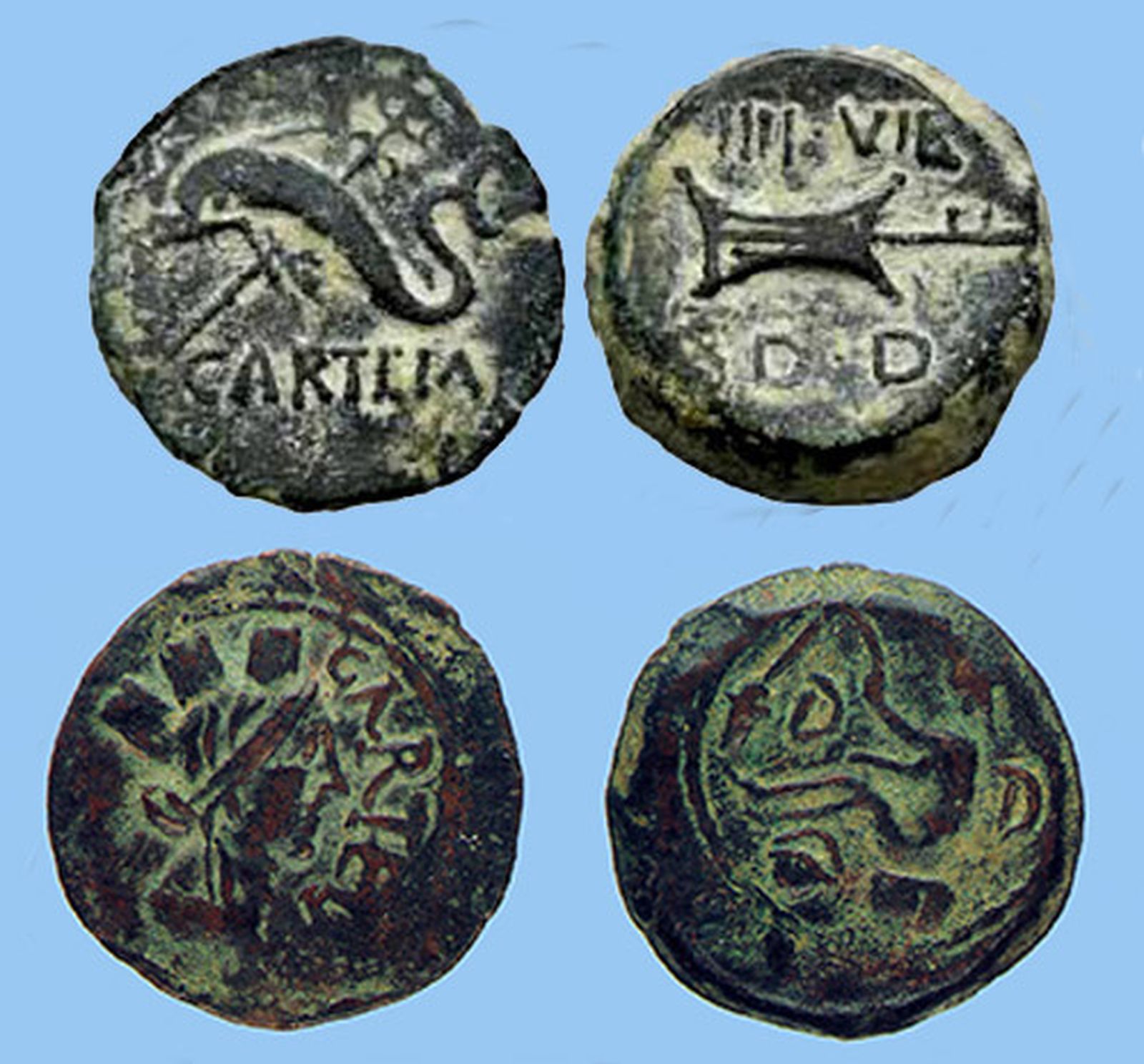 Dos semis acuñados en Carteia. El de arriba con un delfín y el timón de una nave. El de abajo muestra a un pescador con caña sentado sobre una roca.