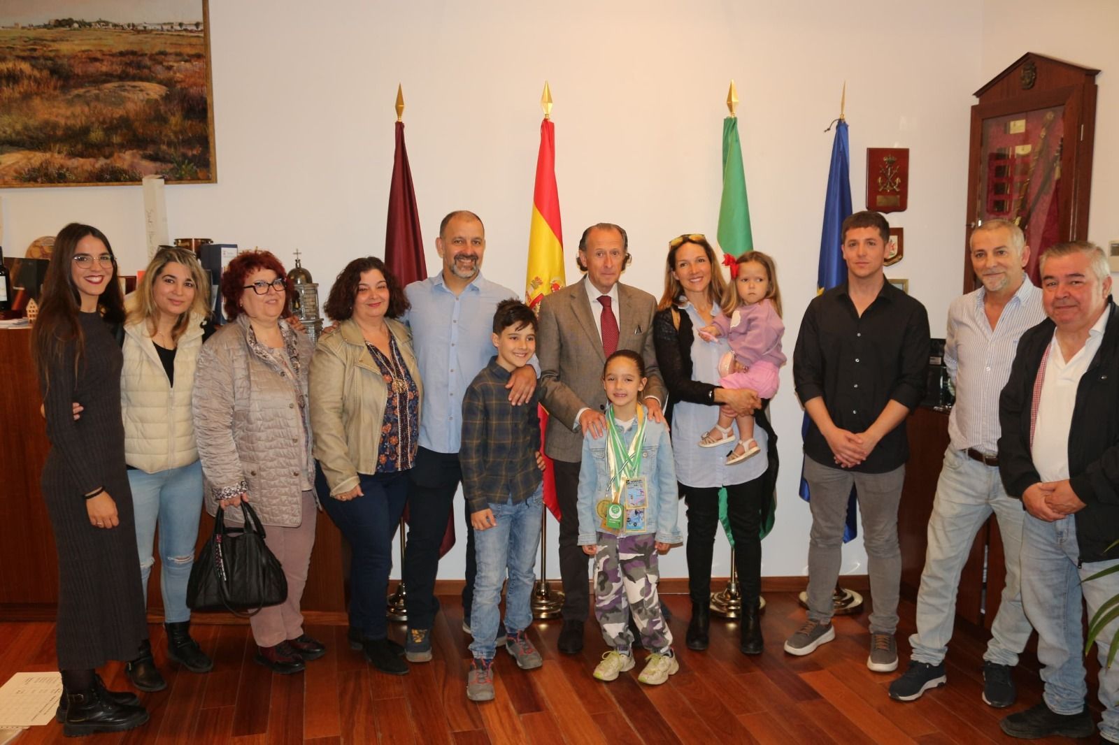 José María Román  junto a la  joven karateca Carolina Sánchez y su familia