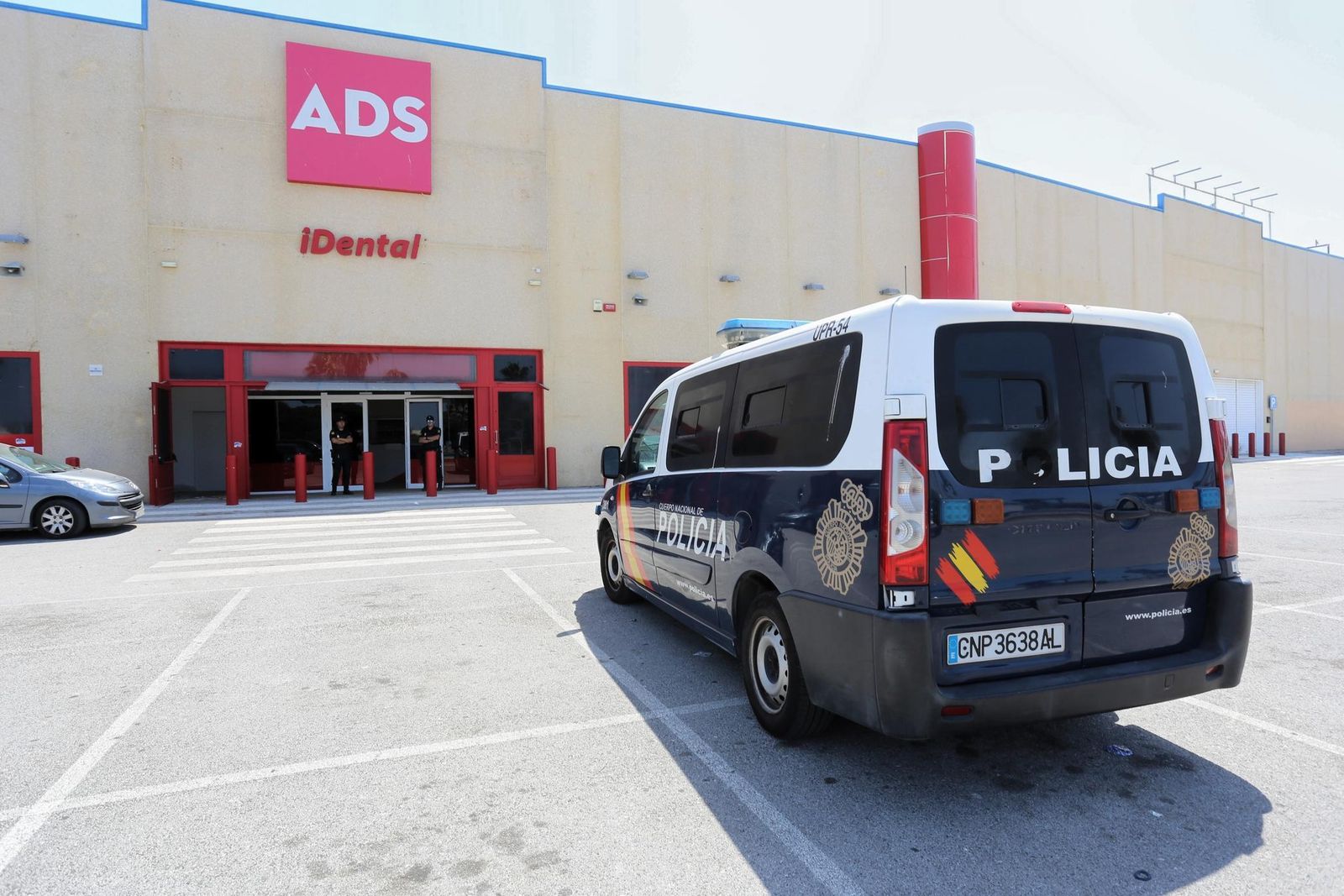 La sede de IDental en El Puerto, custodiada por la Policía Nacional