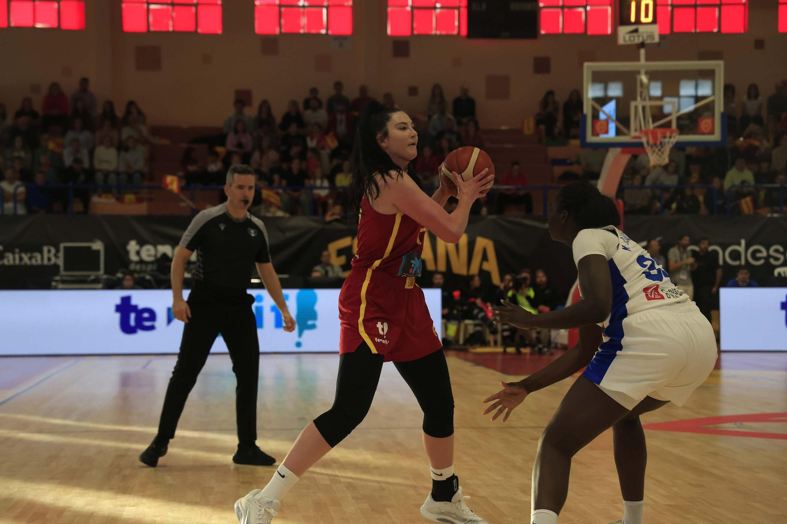 Fotos del partido y ambiente en el España-Francia del Torneo Internacional de Baloncesto Femenino en La Línea