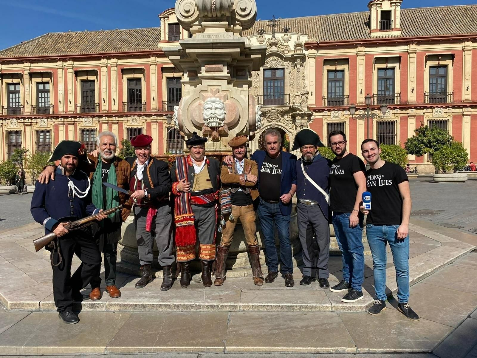 Parte del elenco de 'Los hijos de San Luis' junto a los directores de la cinta, Álex Lopez y Antonio Jesús Rojas.