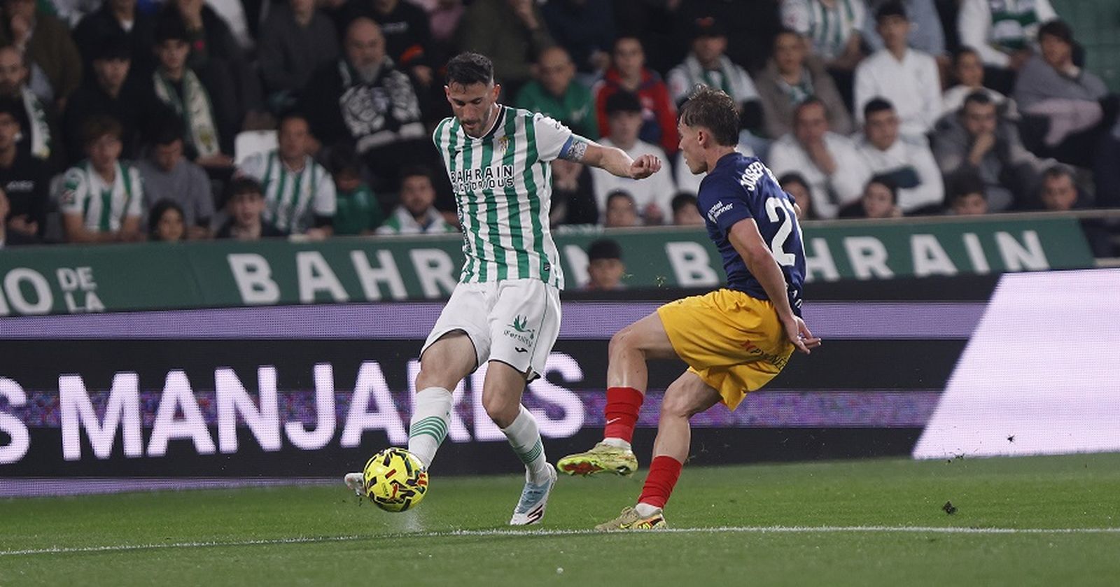 Albarrán golpea el balón en presencia de Cerdà.