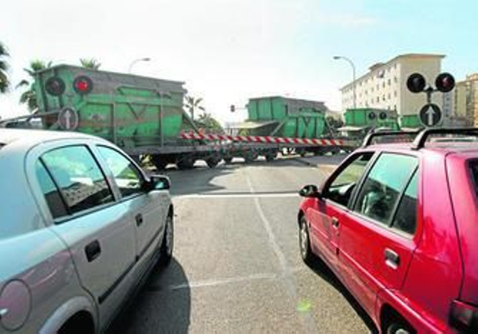 Imagen de archivo de uno de los trenes de mercancías del puerto cruzando por el paseo marítimo Antonio Machado y obligando a cortar el tráfico.