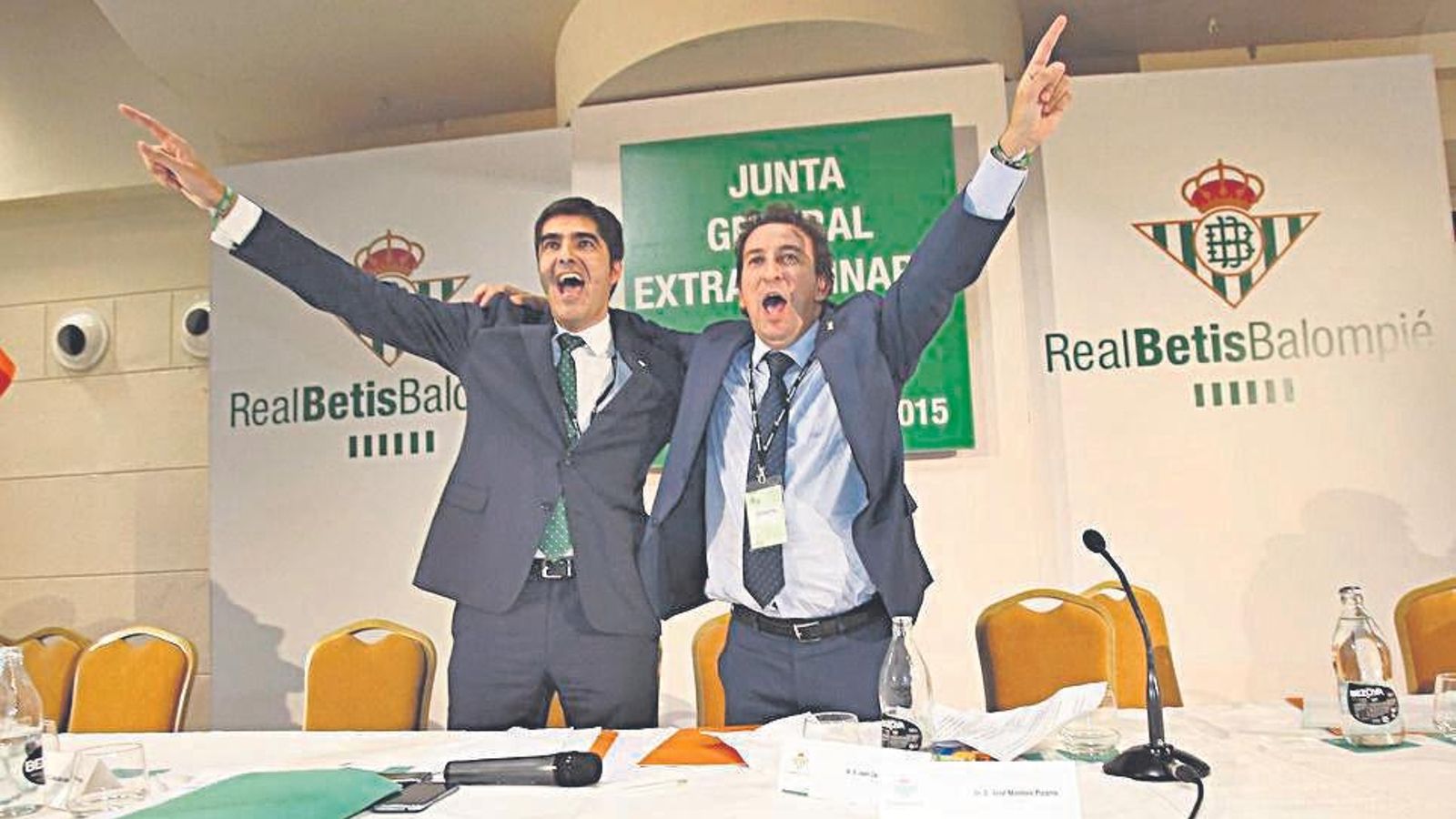 Ángel Haro y José Miguel López Catalán, en la Junta extraordinaria de septiembre de 2015.