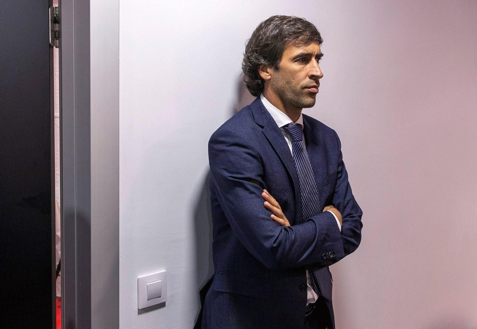 El ex jugador del Real Madrid Raúl González, en la capilla ardiente del futbolista José Antonio Reyes en Sevilla.