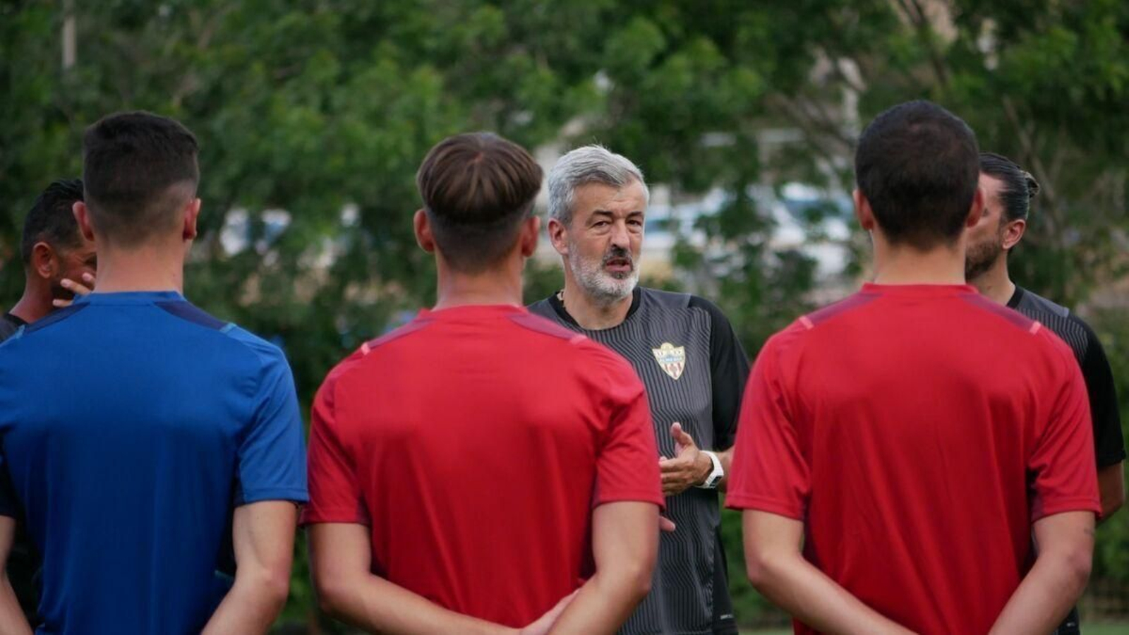 Óscar Fernández da indicaciones a sus muchachos.