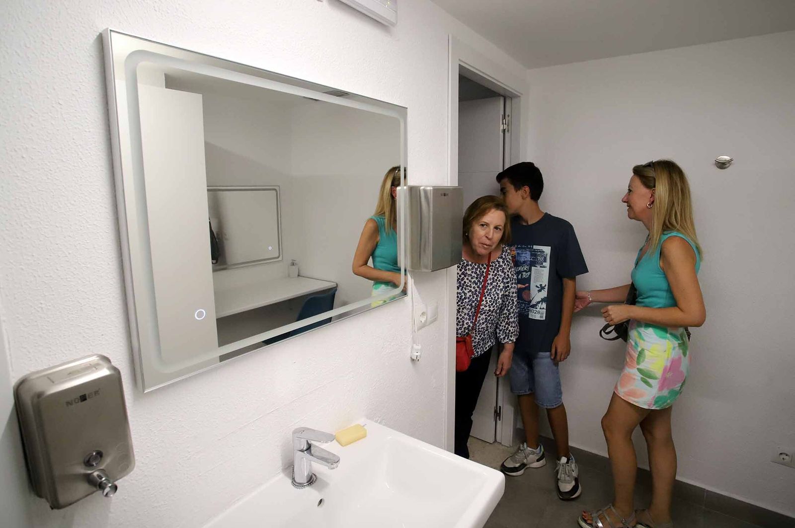 Imágenes de la visita guiada al Gran Teatro de Huelva por su 100 aniversario