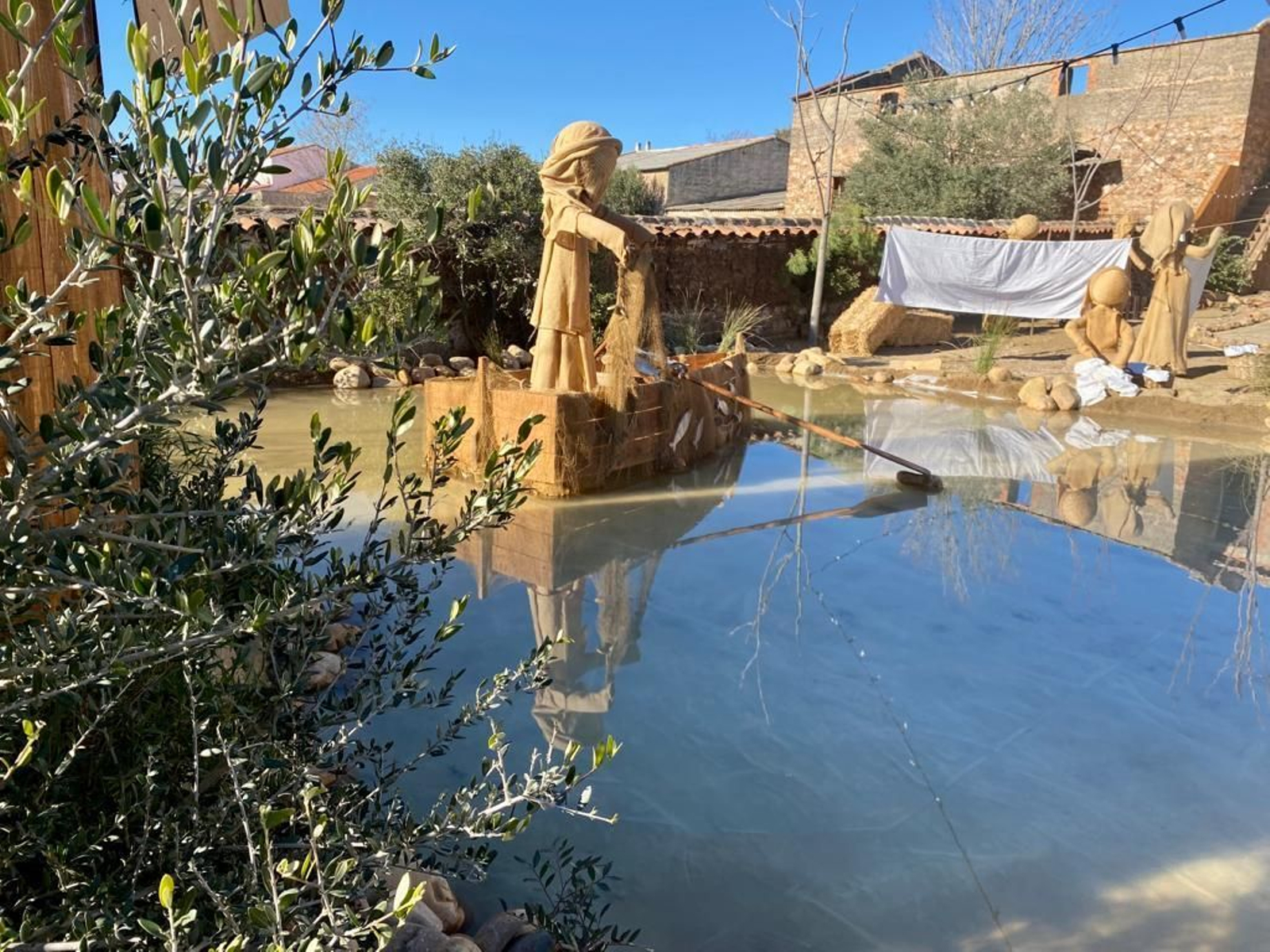 Un recorrido en fotografías por el gran belén artesanal de Los Blázquez