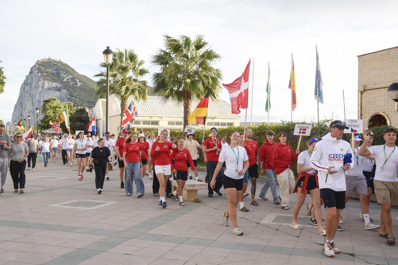 Las fotos del desfile de participantes de la Copa de la Juventud Europea de remo beach sprint de La Línea