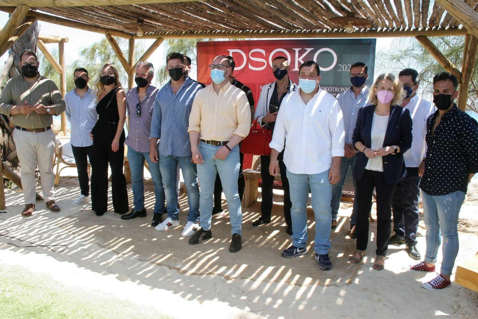 Los promotores, con el alcalde y concejales de la Corporación portuense en la presentación.