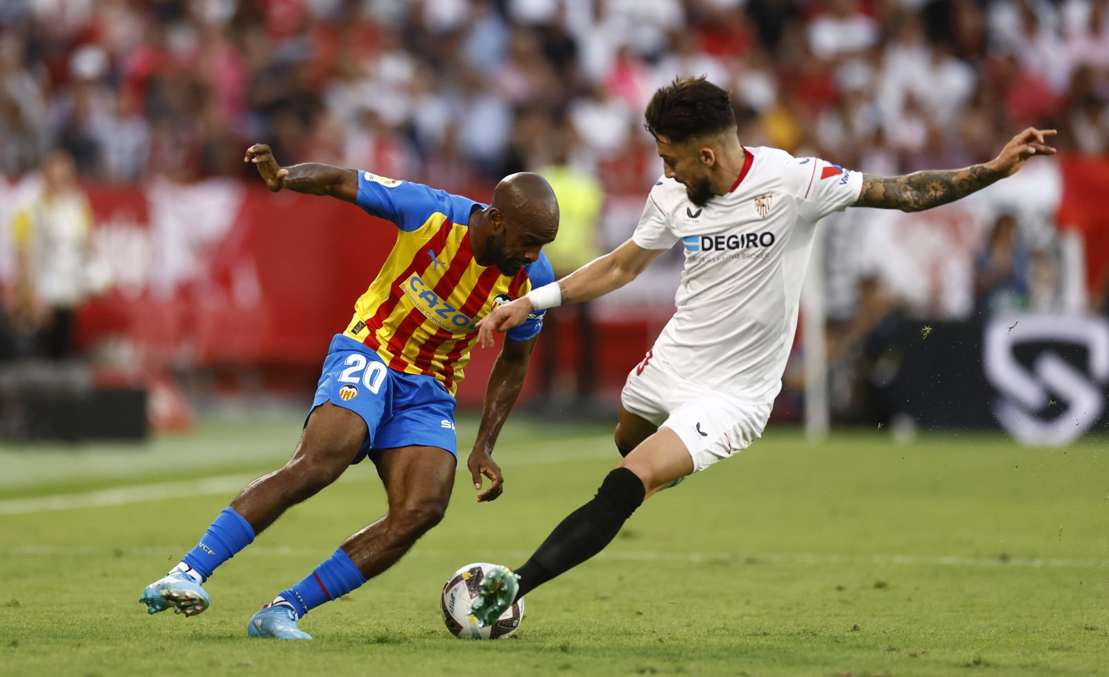 Foulquier recorta ante Alex Telles.