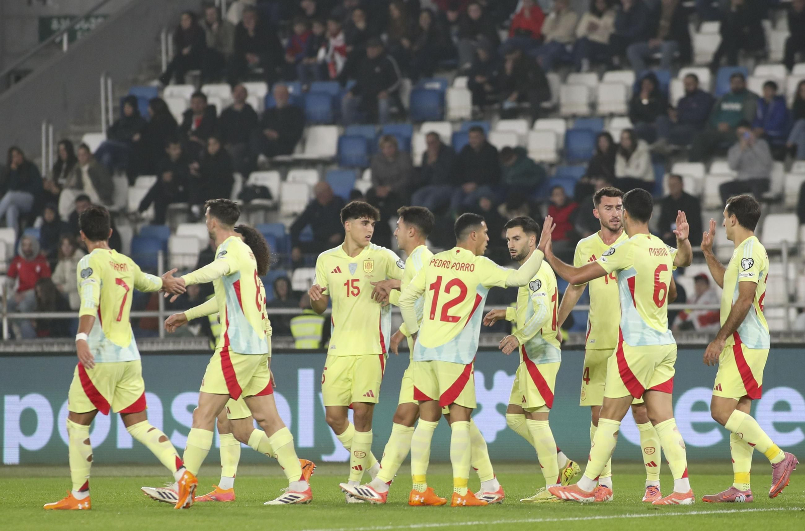 La selección española celebra uno de sus cuatro goles a Georgia.
