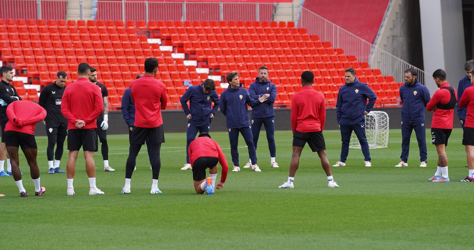 La plantilla almeriense escucha atentamente a Rubi en la sesión de este sábado