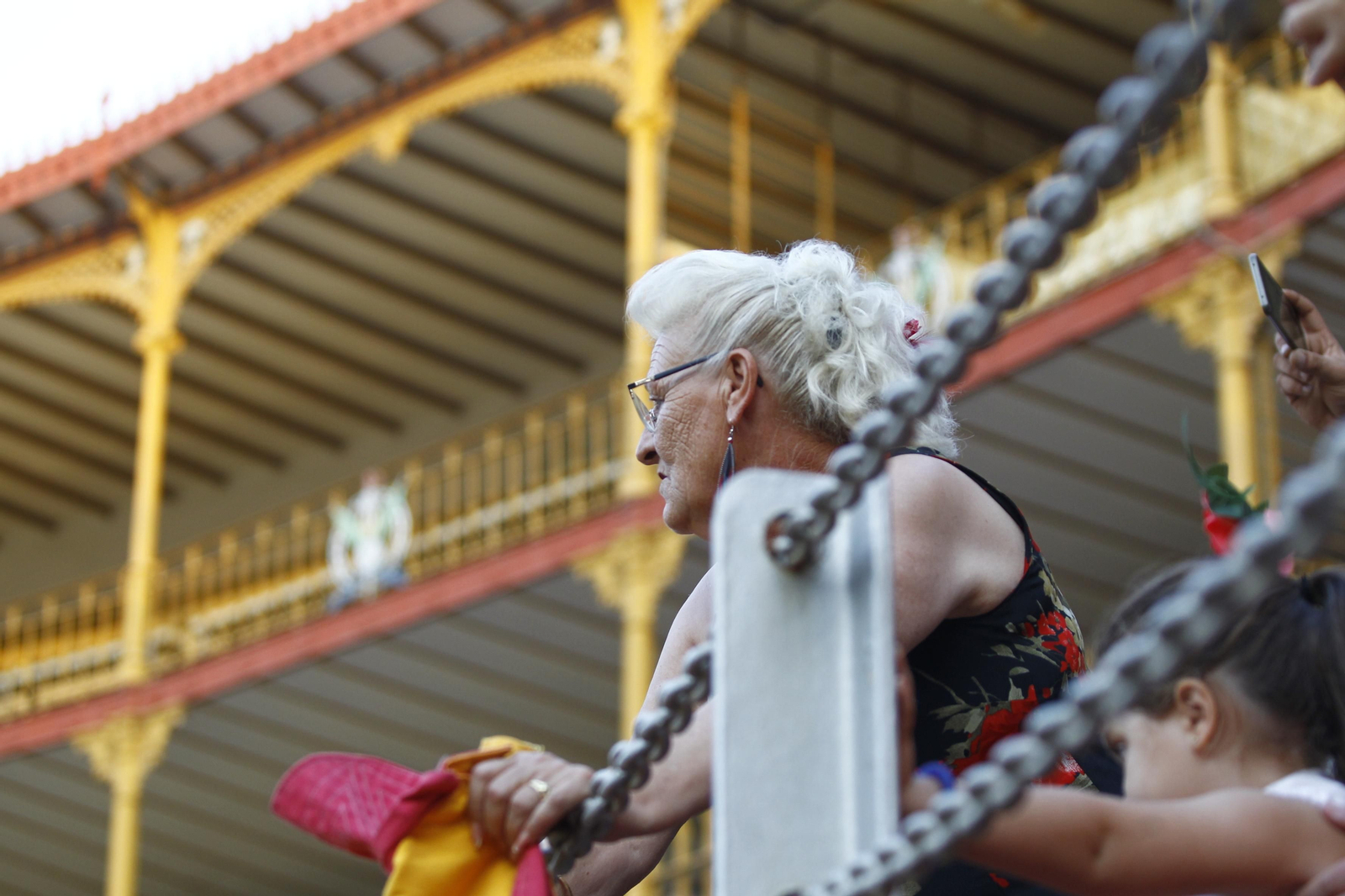 Imágenes del ambiente en la novillada organizada por la Escuela Taurina de Almería