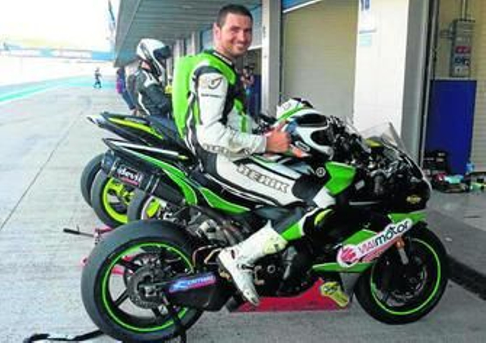 El onubense Toni Martín posa con su moto en el circuito de Jerez. El onubense Toni Martín posa con su moto en el circuito de Jerez.
