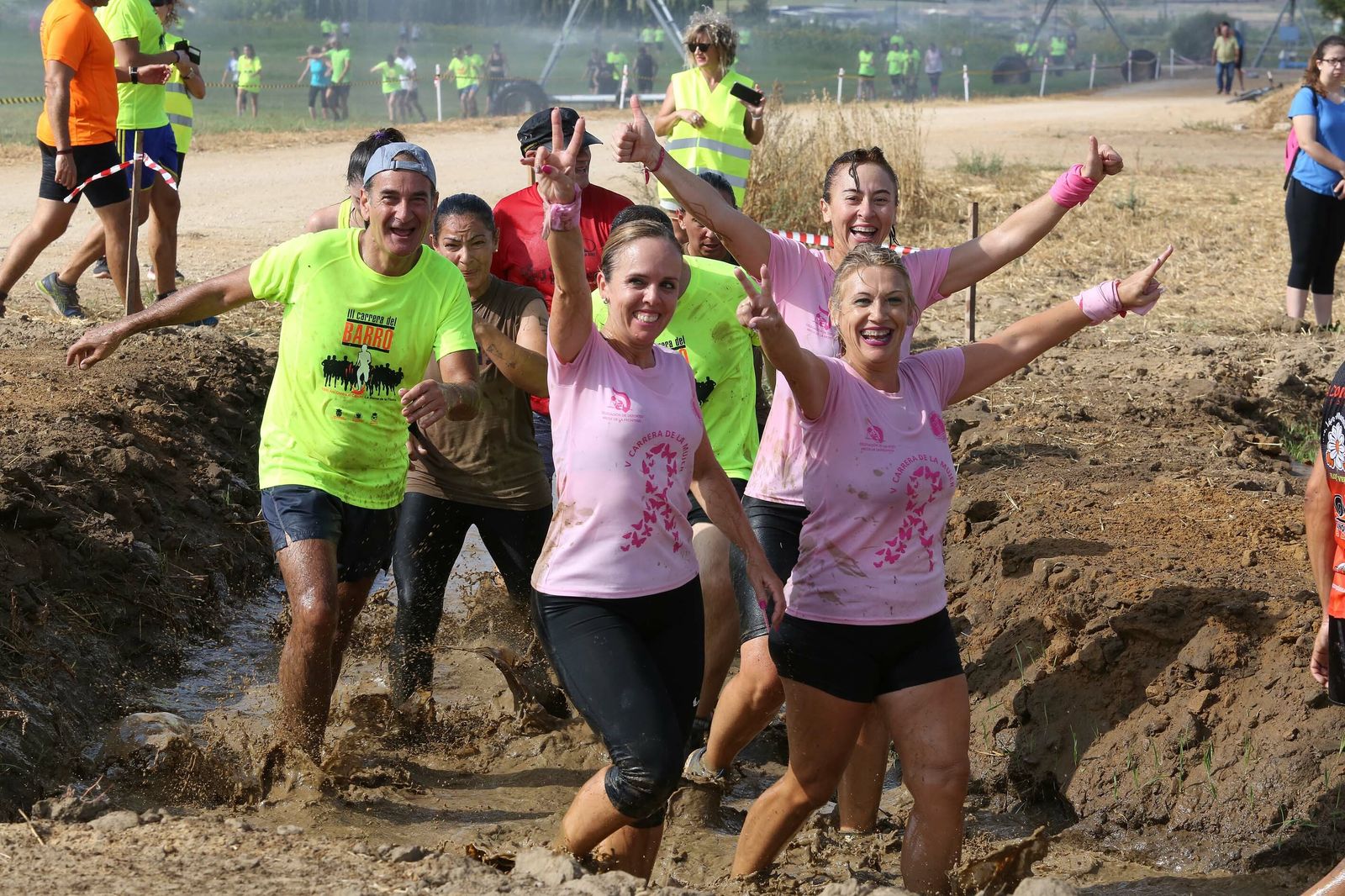 Imágenes de la carrera del barro celebrada en La Barca
